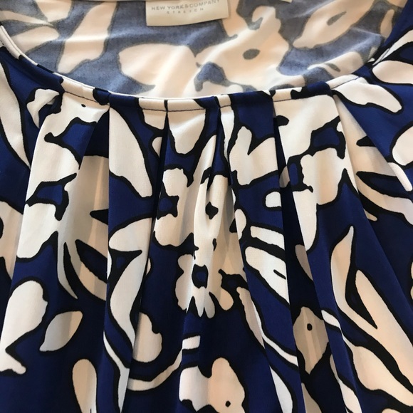 Middle pleated blouse with blouson bottom. - Picture 2 of 2